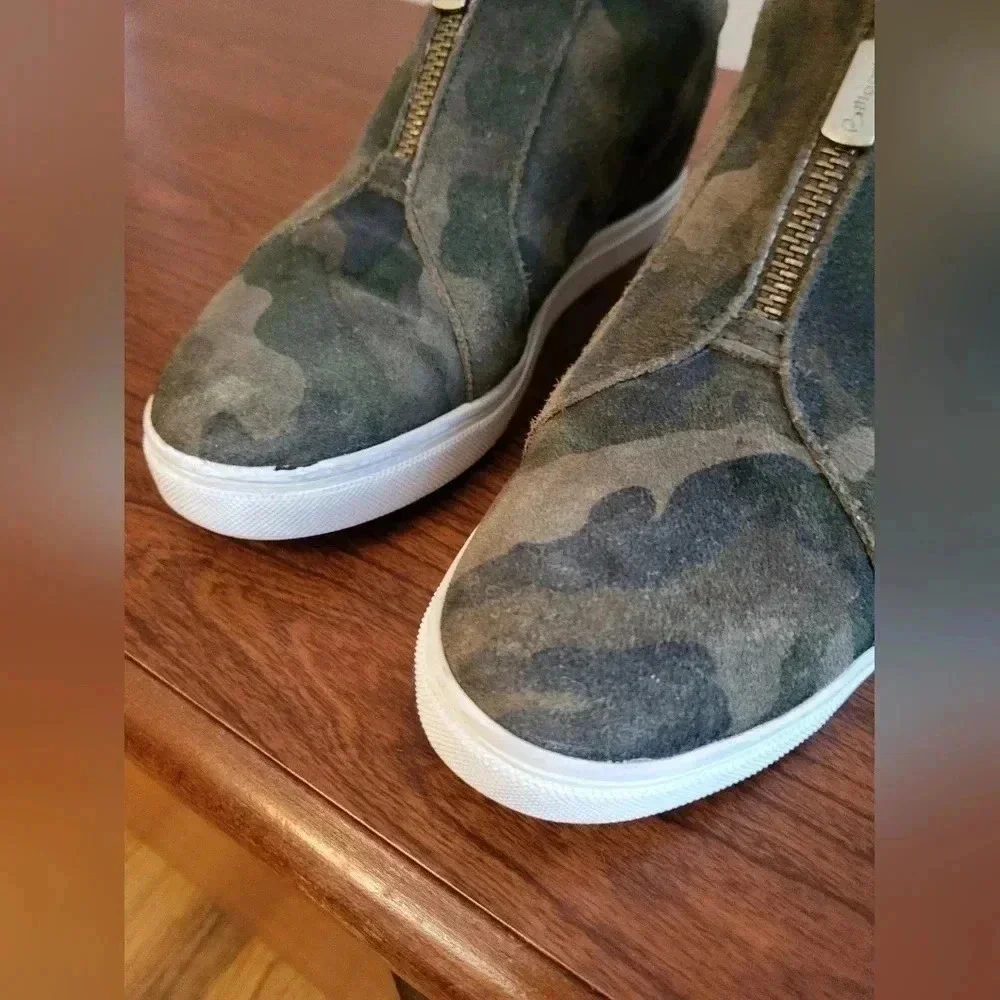 BLONDO Glenda Camo Green Waterproof Hidden Wedge Zip Sneakers(8)